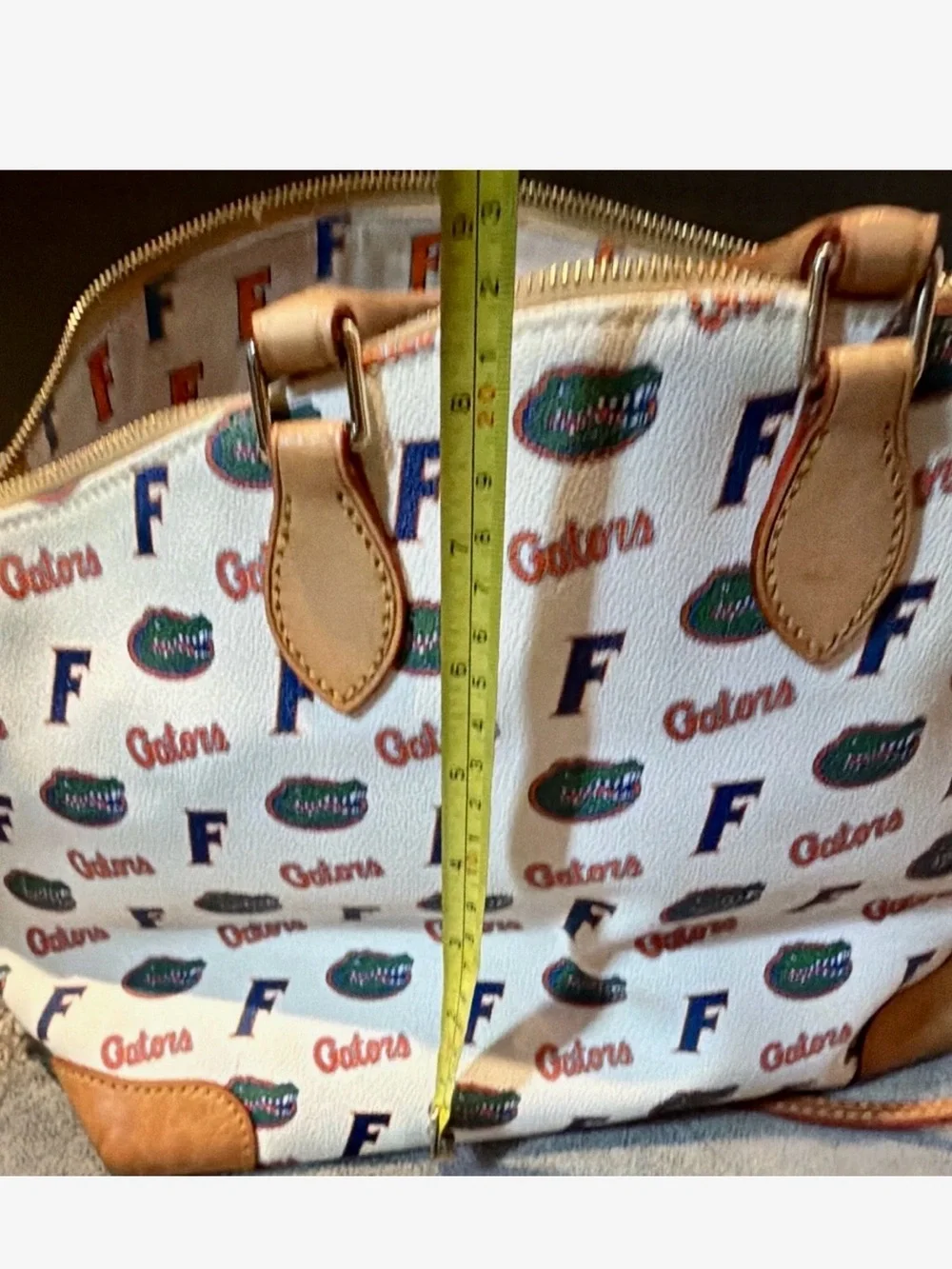 LIKE NEW 🐊🐊Dooney & Bourke Florida Gators Logo Large Satchel in Tan/White.